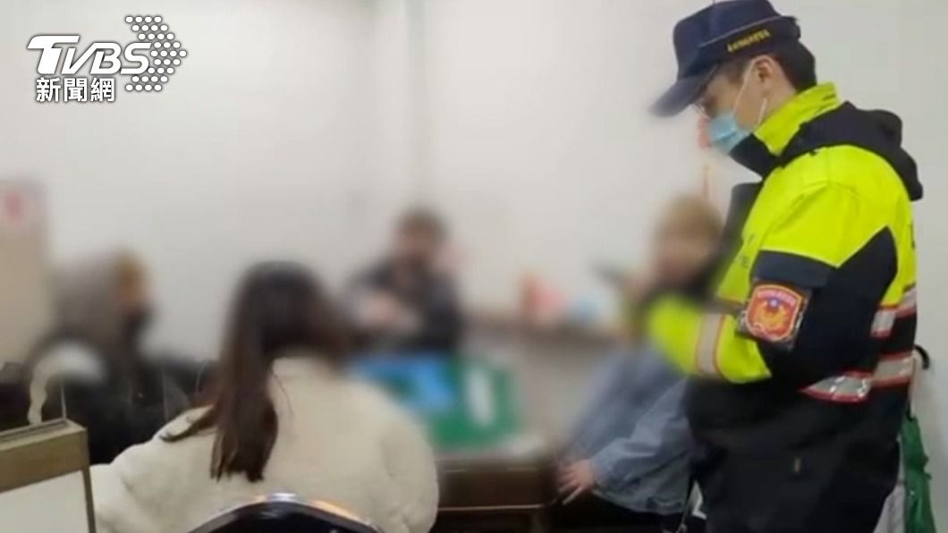 萬華警方總共揪出28人未實聯制。（圖／TVBS）