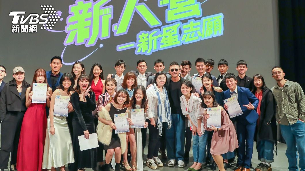 劉敬(右三)於TVBS第二屆新人營嶄露頭角。(圖/TVBS)