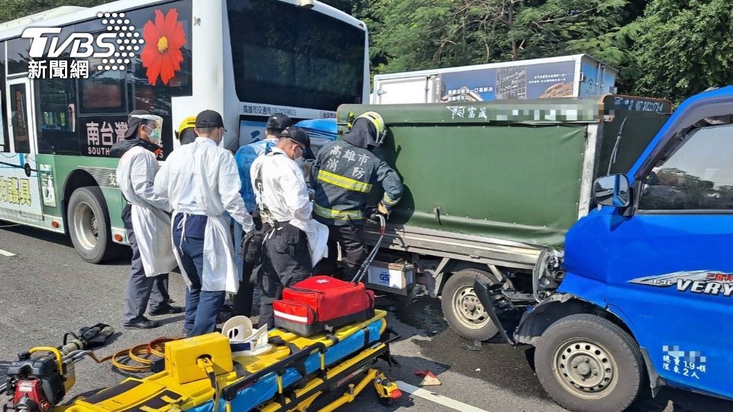 「楠梓百慕達」3車追撞 7旬婦困小貨車內慘死