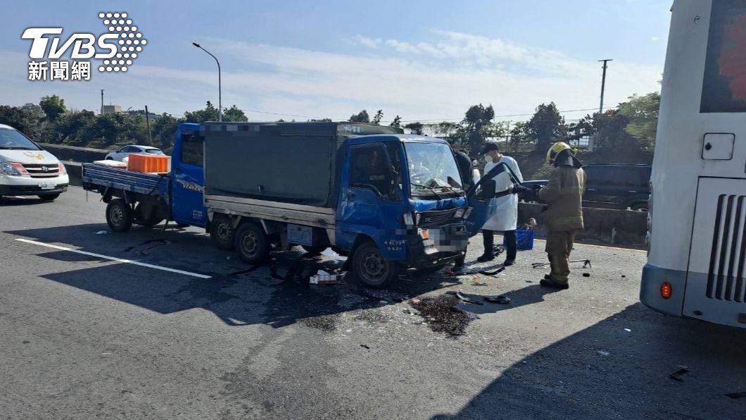小貨車遭撞,車頭變形,7旬婦受困車內。(圖/警方提供)