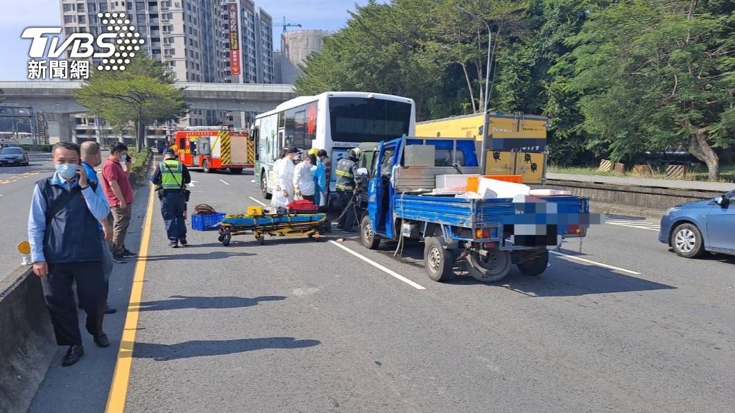 「楠梓百慕達」今(8)日下午發生3車追撞事故。(圖/警方提供)