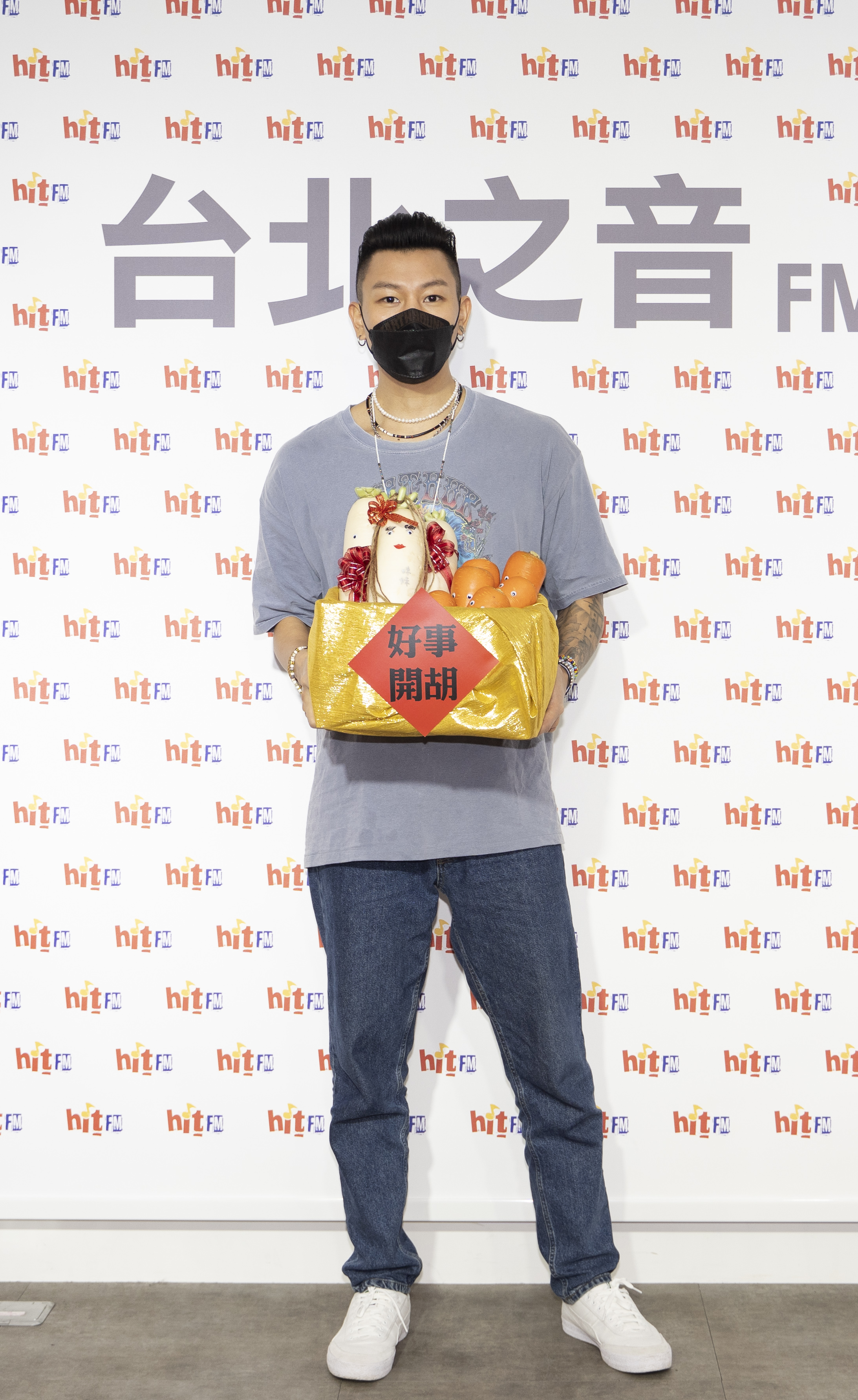 電台特地送上紅、白蘿蔔預祝瘦子凡事都有「好彩頭」。(圖/Hit Fm聯播網提供)