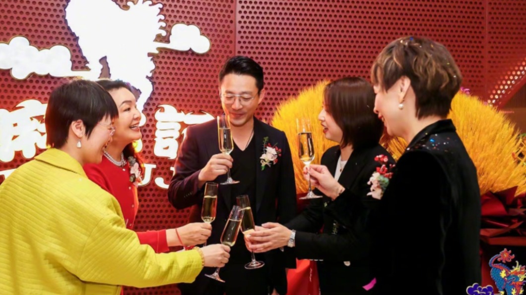 汪小菲拓展事業版圖不忘充實感情生活。(圖/翻攝自汪少菲微博)