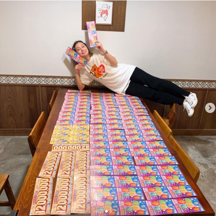莎莎豪砸上萬元買刮刮樂。（圖／翻攝自saaaaaaasaaaaaaa IG） 