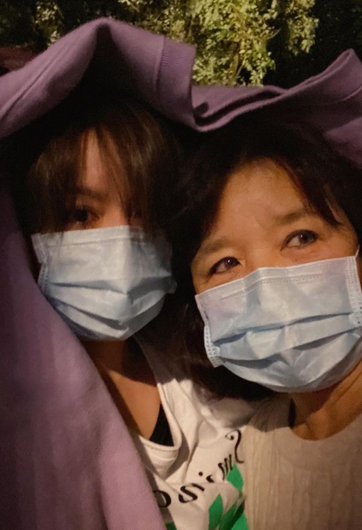 莎莎大年初一和媽媽冒雨領發財金。（圖／翻攝自saaaaaaasaaaaaaa IG） 