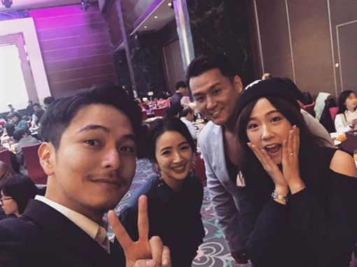 楊明威、方志友、林依晨和張天霖在明金成婚禮上合影。(圖/翻攝自johnny__bms IG)