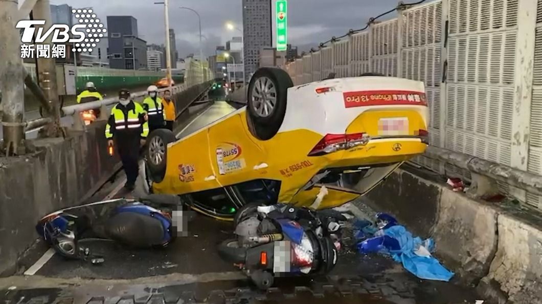 計程車自撞安全島！四輪朝天翻覆　2機車騎士遭追撞