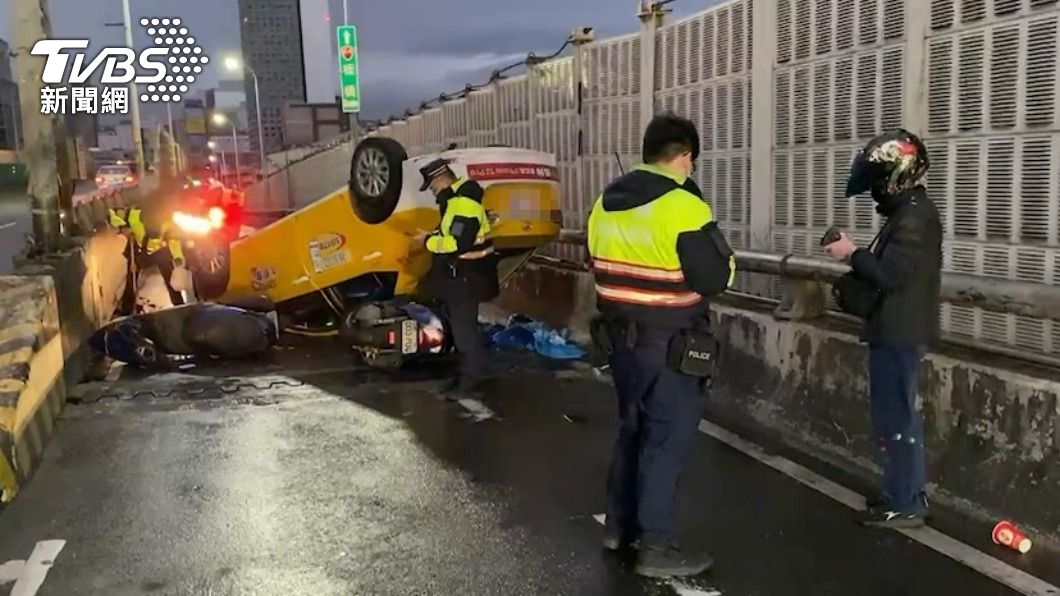 2名機車騎士被潑及。(圖/TVBS)