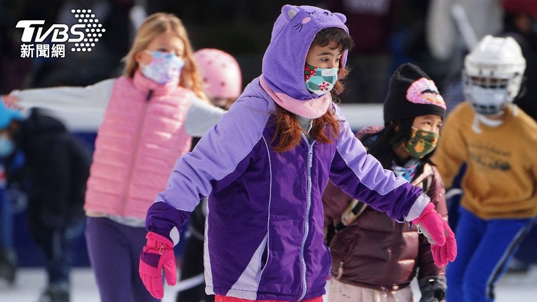為了避免孩童染疫人數飆升，紐約將延長校園口罩令。（圖／達志影像路透社）
