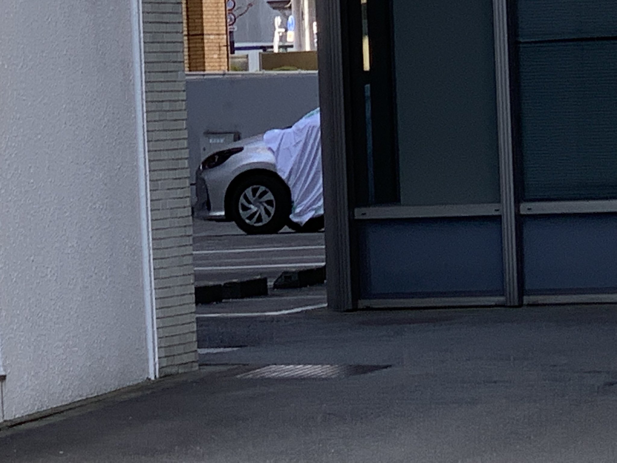 車子後來被拖吊到法院後方停車場。(圖/翻攝自推特)