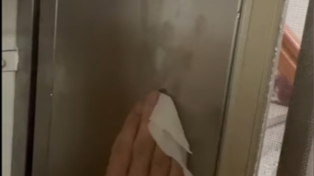 一名網友家中的鐵門出現不明手印。（圖／翻攝自爆廢公社）