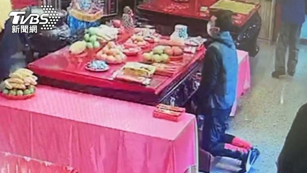 連續擲出兩個聖筊後,第三次擲出立筊。(圖/TVBS)