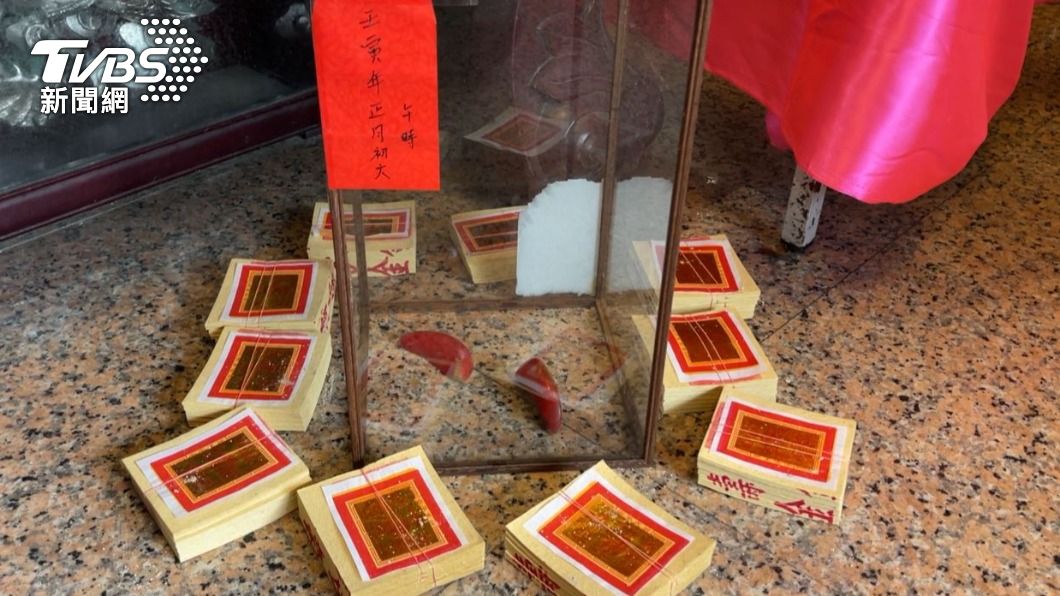 廟方將立筊留在原位,以玻璃罩和金紙圍住。(圖/TVBS)