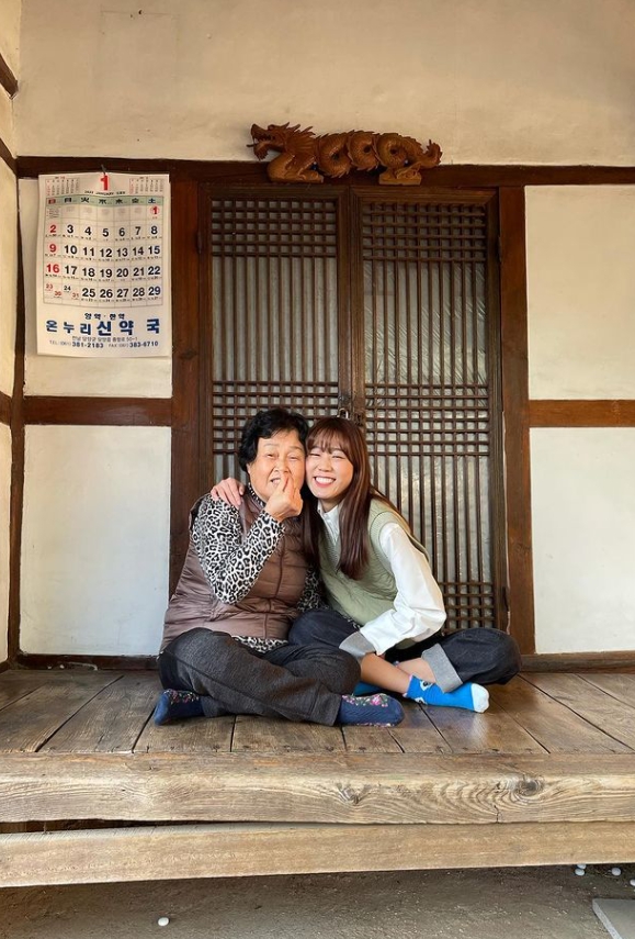 金針菇回南韓過年，表示和奶奶團聚很開心。（圖／翻攝自金針菇IG）