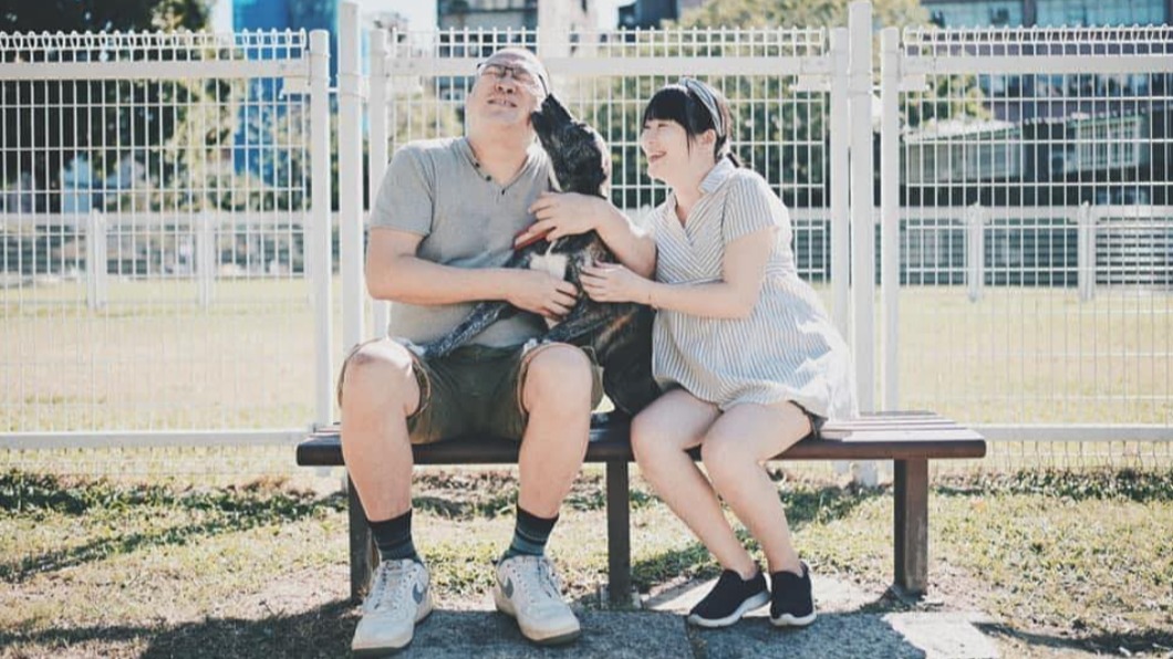 明金成和妻子相當恩愛,時常在社群發文放閃。(圖/翻攝自明金成臉書)