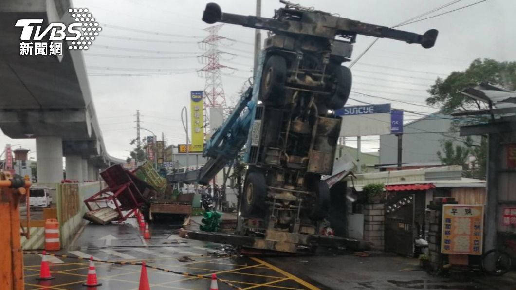 疑似吊臂伸太長重心不穩翻覆。(圖/TVBS)