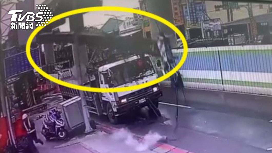 監視器拍下吊車翻覆瞬間。(圖/TVBS)