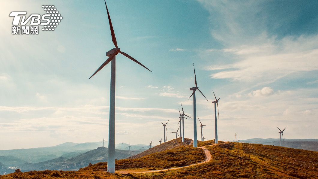 風力發電是利用電磁效應原理，透過大規模氣體流動推動風機葉片。（示意圖／shutterstock 達志影像）