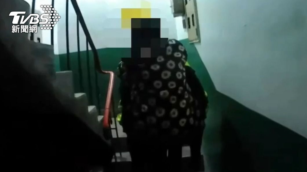 天氣冷!七旬婦人腳受傷呆坐騎樓 暖心員警「揹」返家