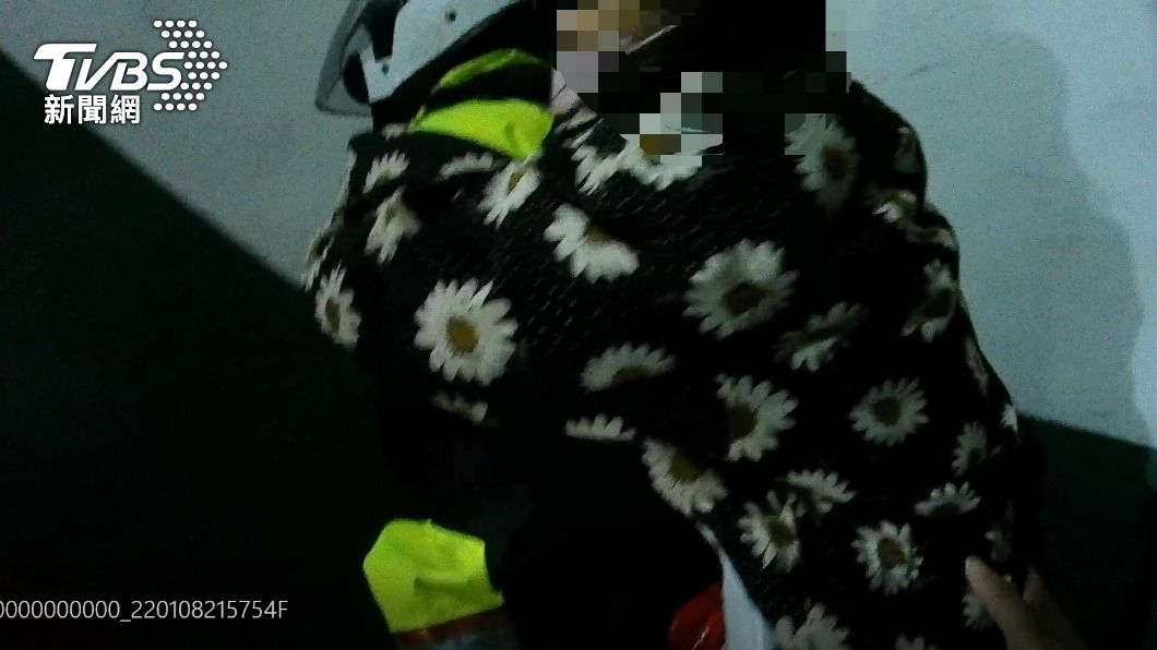 婦人因為腳受傷行動不便。（圖／TVBS）