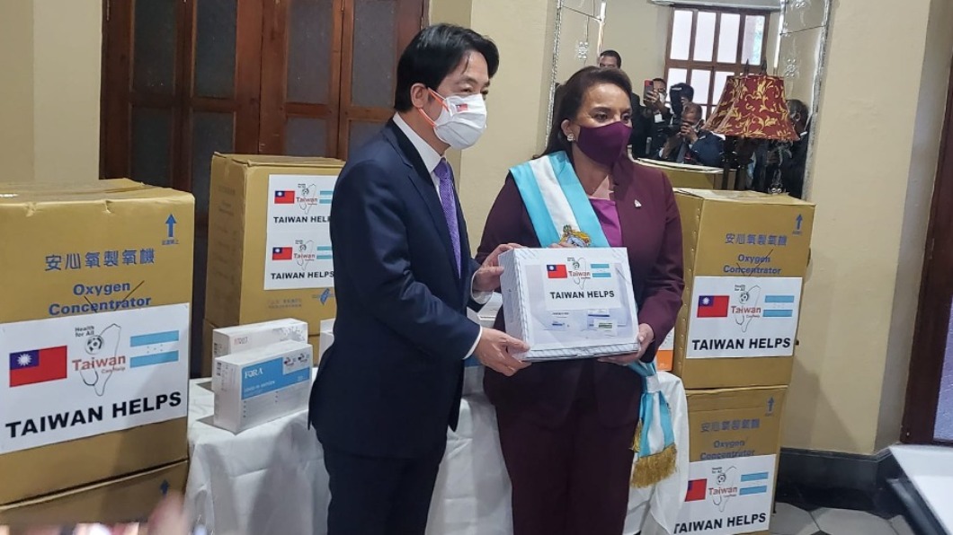 賴清德出訪時口罩戴得相當嚴密。（圖／翻攝自李俊俋臉書）