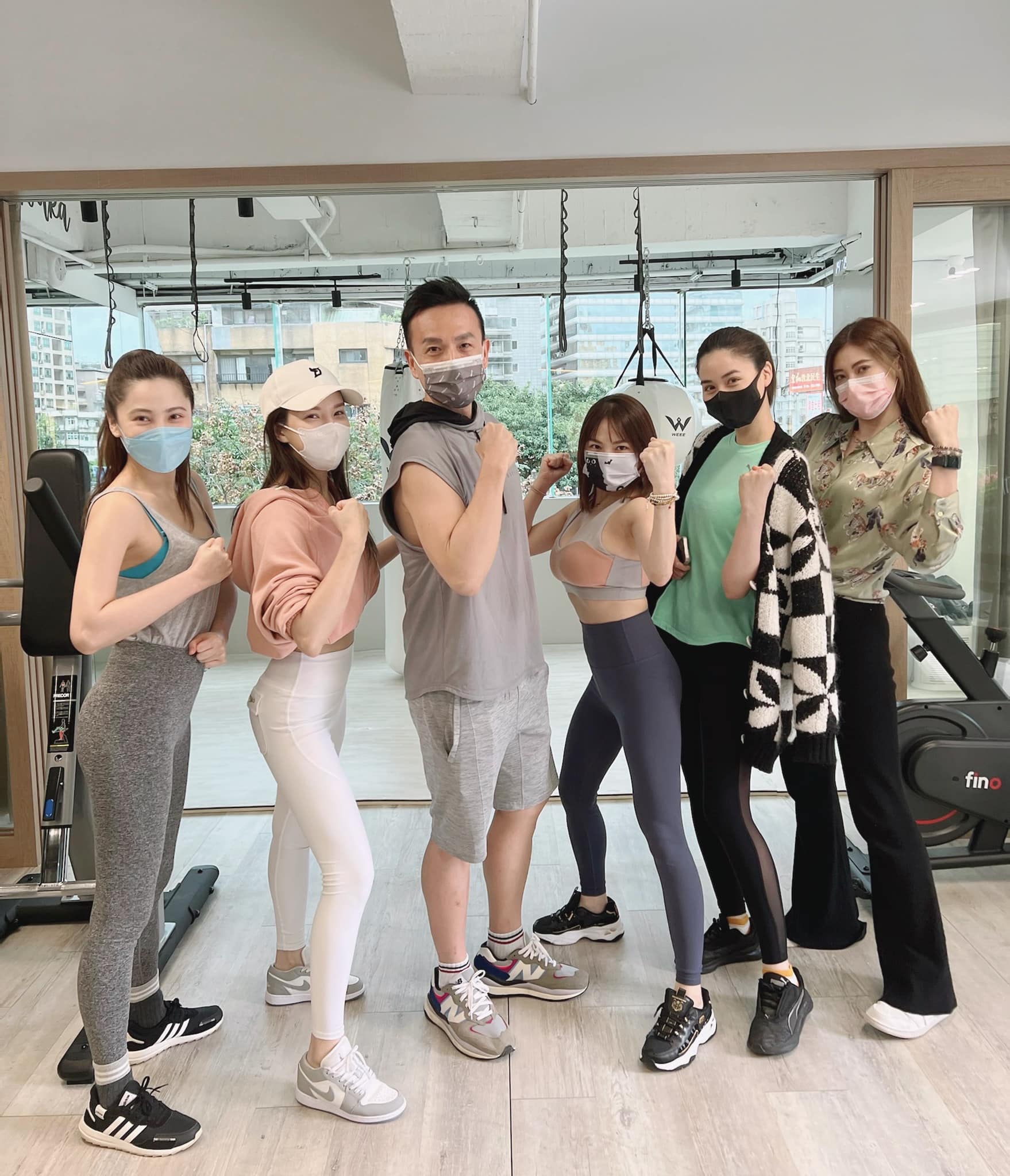 熊熊胸前失守。（圖／翻攝自熊熊Facebook）