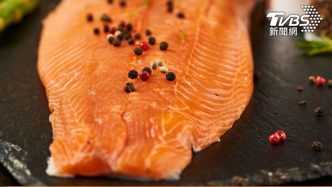 醫師認為常吃鮭魚等多脂魚的媽媽，小孩子較聰明。（示意圖／shutterstock 達志影像）