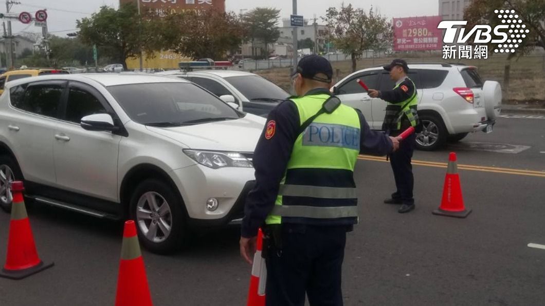 撞三角錐怪警察?騎士發文討拍 反遭網抓包「這行為」