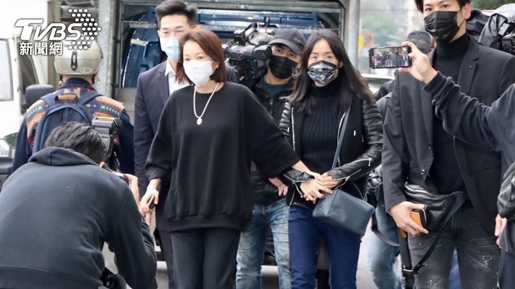 六月帶領進明金成靈堂　林依晨神色哀戚不發一語