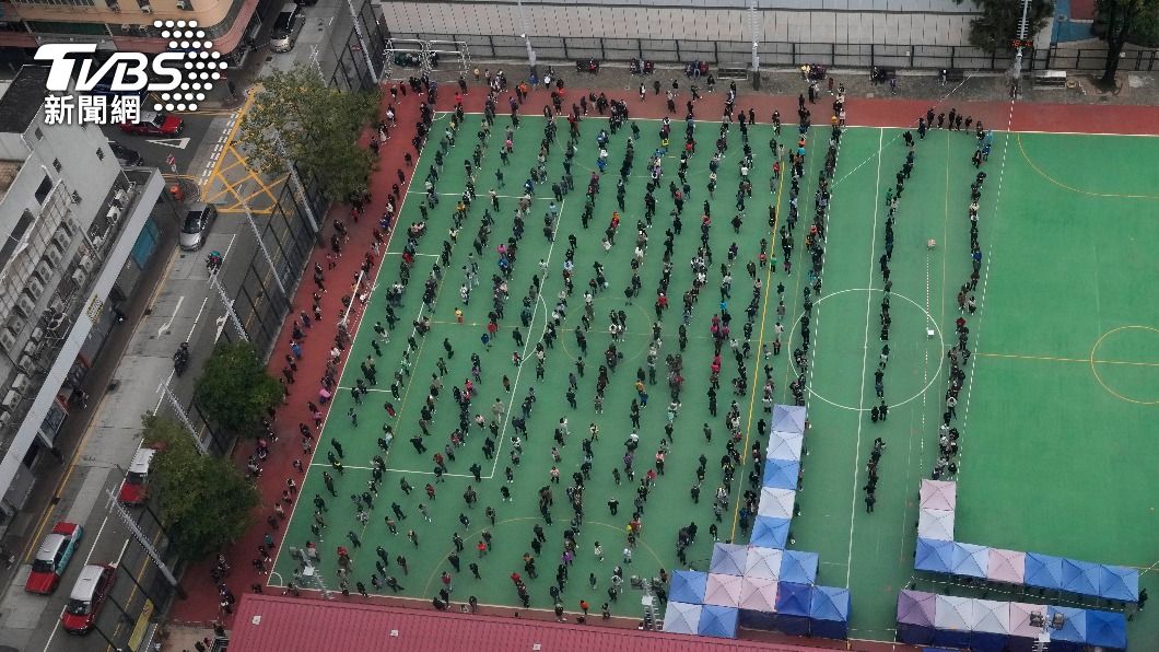 大量民眾排隊等候篩檢。(圖/達志影像美聯社)