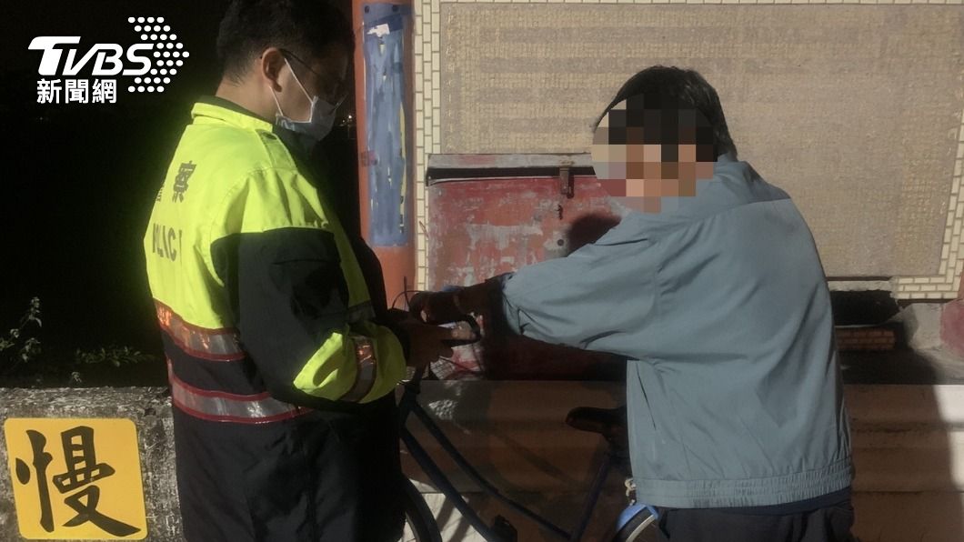 通緝犯燒香求別被警察逮,結果轉身遇警察。(圖/警方提供)