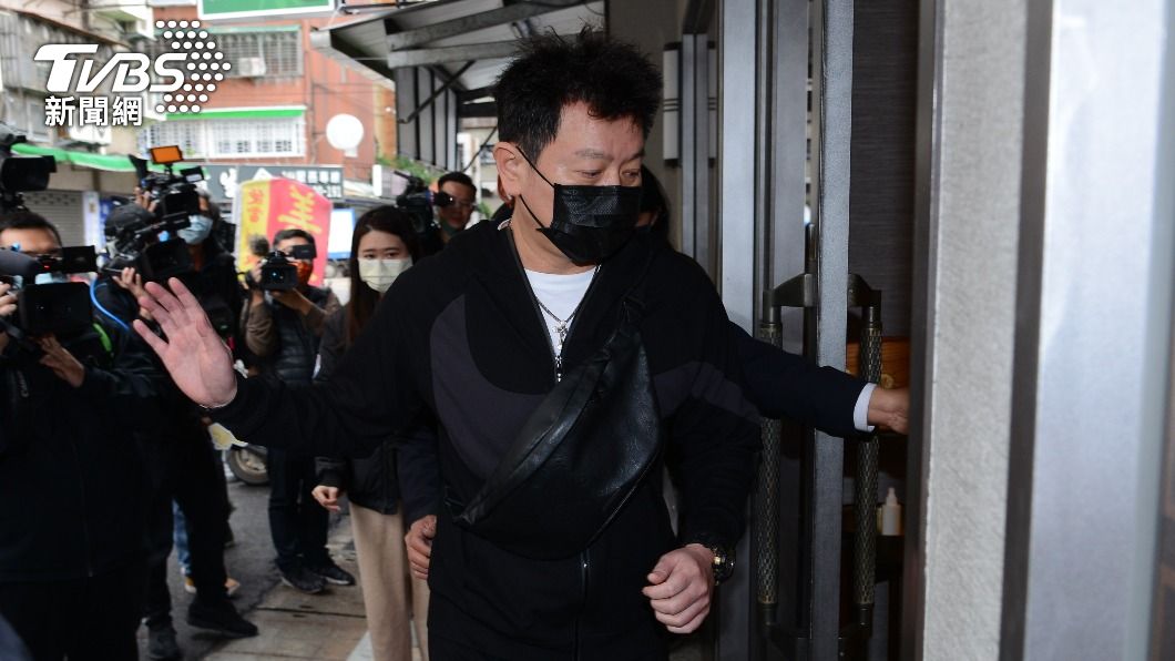 無法接受明金成驟逝!庹宗康淚灑靈堂 慟喊:怎麼可能