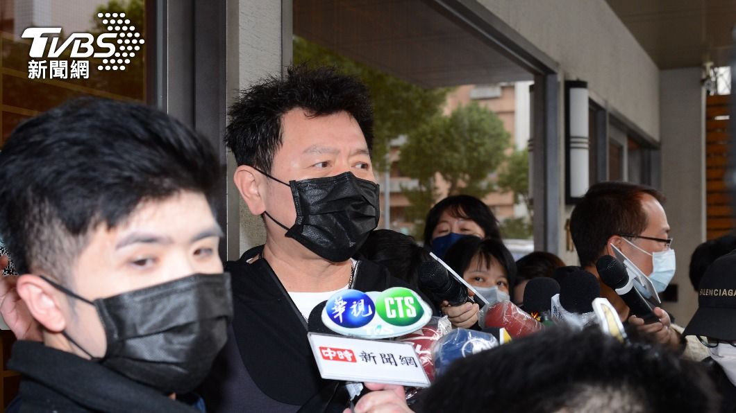 庹宗康幫忙明金成家屬處理後事。（圖／TVBS）