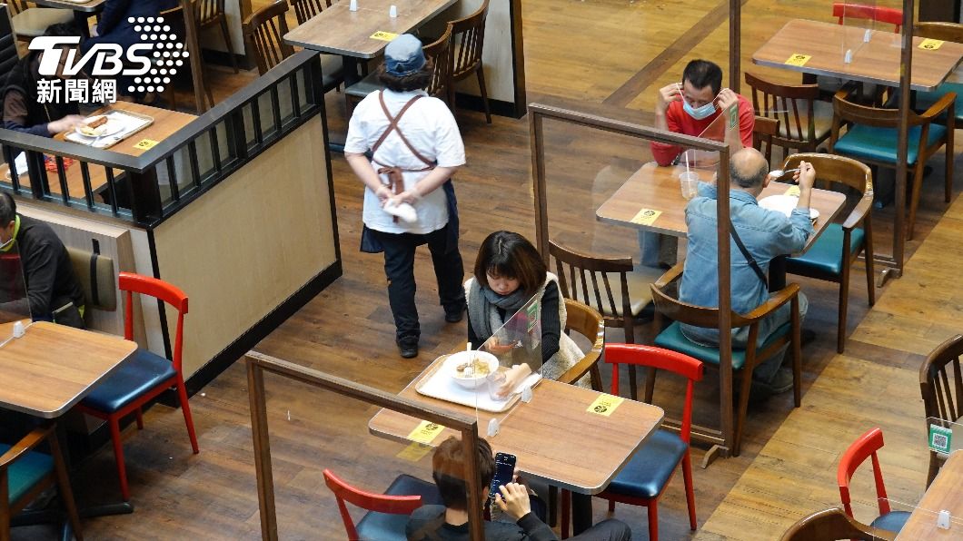 香港針對餐飲場所防疫措施進行限縮。(圖/達志影像路透社)