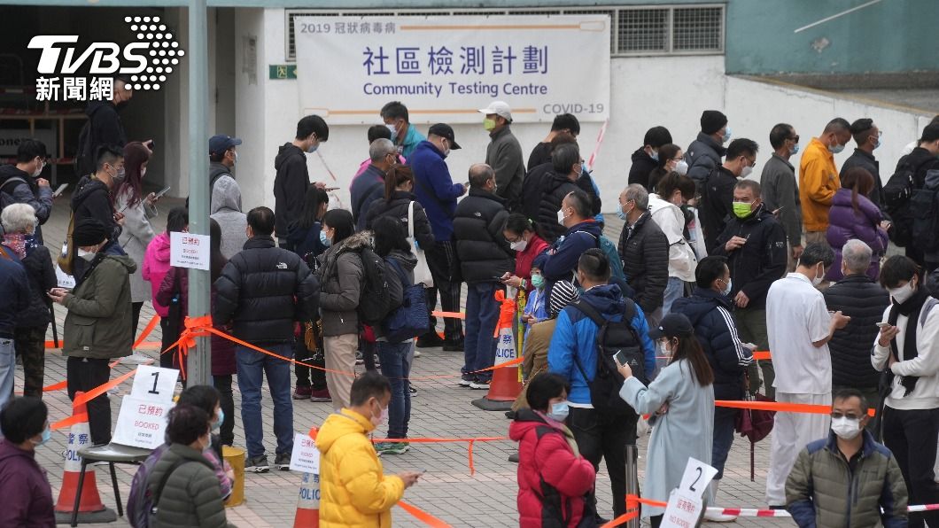 袁國勇表示,目前香港人力無法面對第五波疫情。(圖/達志影像路透社)