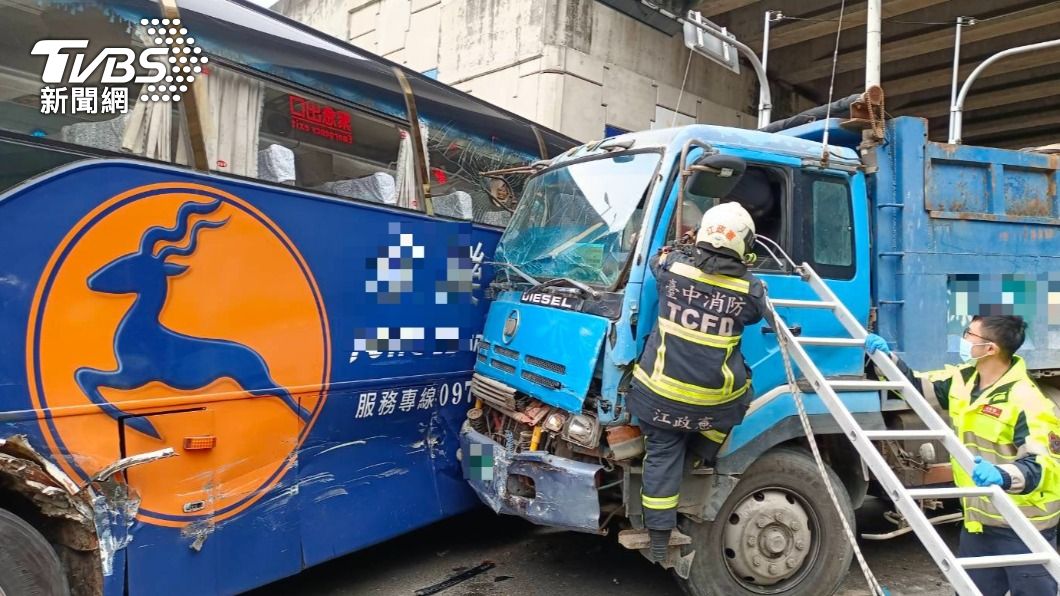 台中砂石車撞遊覽車!7乘客受驚 1駕駛困車內