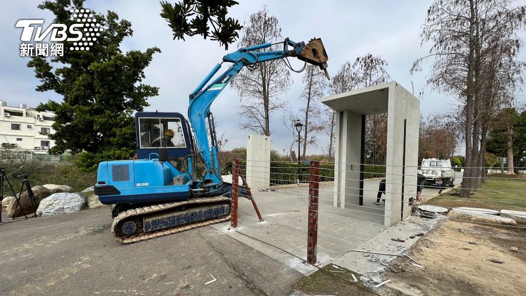 怪手進駐拆除違建。(圖/中央社)