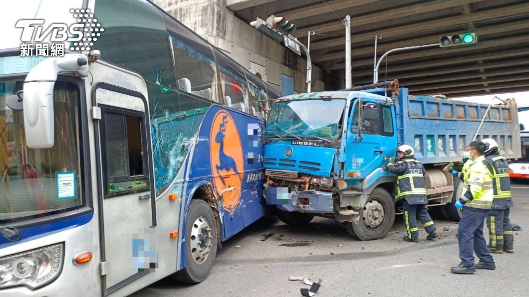 砂石車撞上遊覽車，遊覽車上7名乘客受驚，砂石車駕駛受困。（圖／消防提供）
