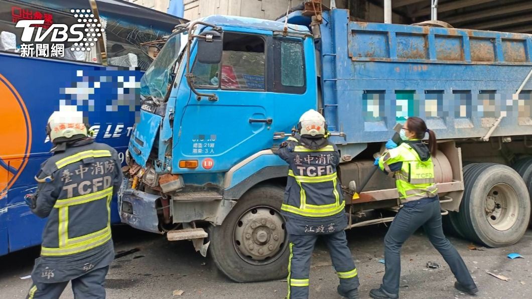 砂石車撞上遊覽車，遊覽車上7名乘客受驚，砂石車駕駛受困。（圖／消防提供）