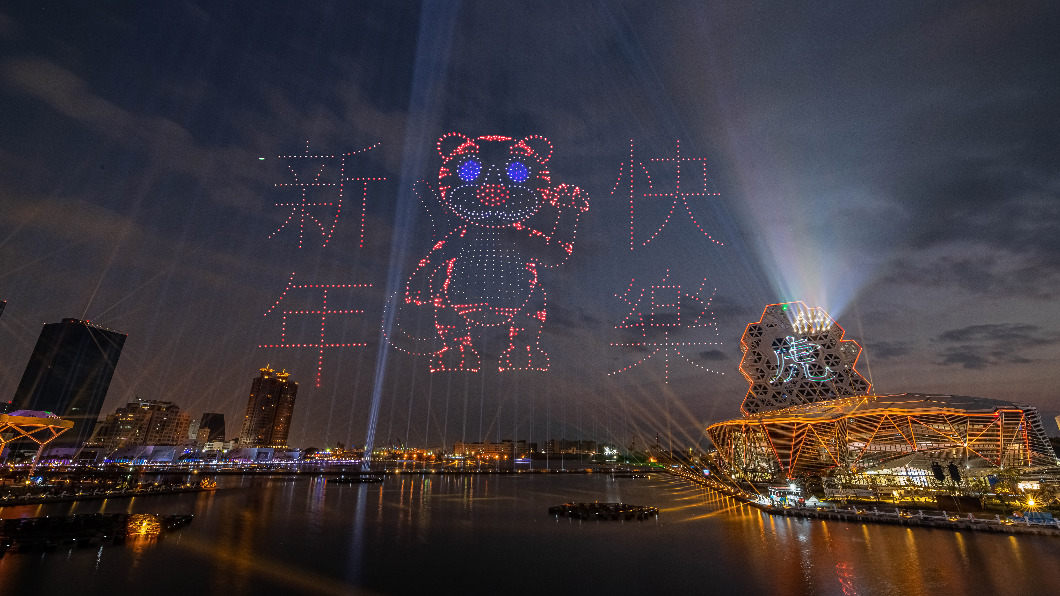 《黃虎生豐 新年快樂》 延續福爾摩沙的歷史源流，臺灣國寶「藍地黃虎旗」的黃虎躍上夜空，黃虎生風、勇敢前行。圖／市府提供