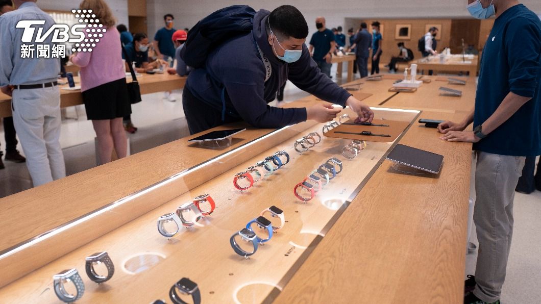 Apple Watch SE和Apple Watch Series 4後的機型有搭載「跌倒偵測」功能。(圖/達志影像美聯社)
