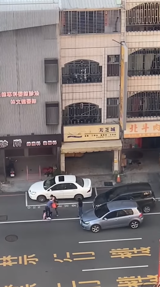 女童蹲下害周女摔倒,蔡女再將她壓在地上打。(圖/翻攝自爆料公社二社)