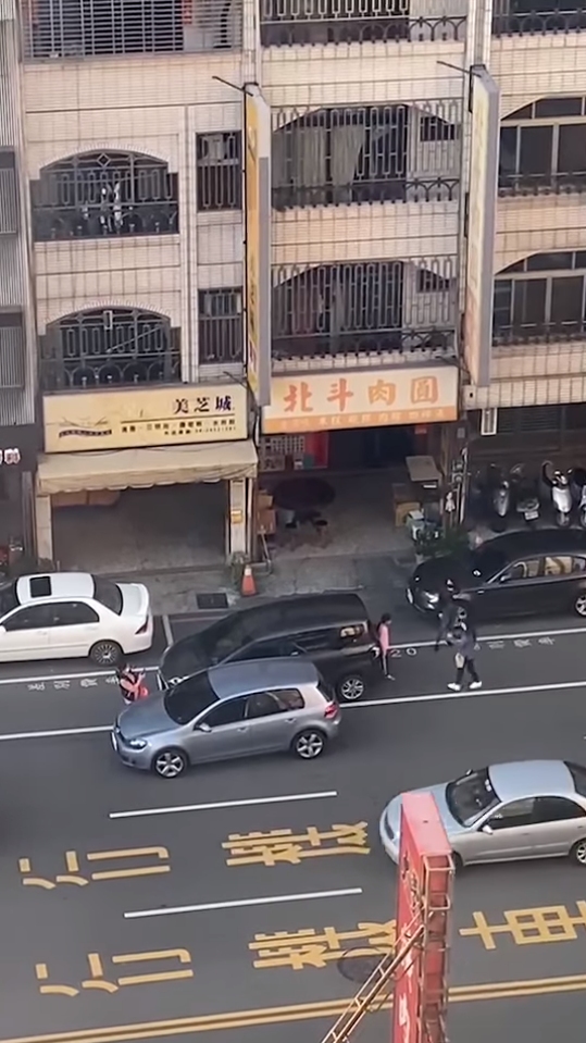 女童站在車後,擋住車牌,不讓周女拍攝。(圖/翻攝自爆料公社二社)