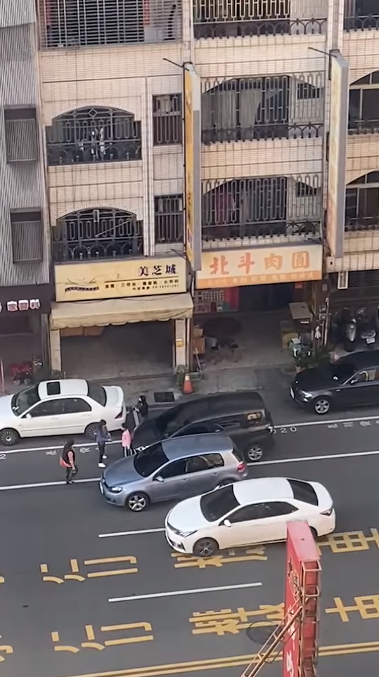 女童站在車前,擋住車牌,不讓周女拍攝。(圖/翻攝自爆料公社二社)