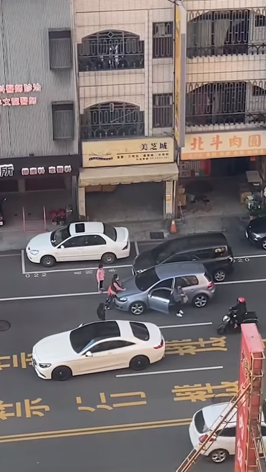 蔡女以人肉擋車,要求周女下車。(圖/翻攝自爆料公社二社)