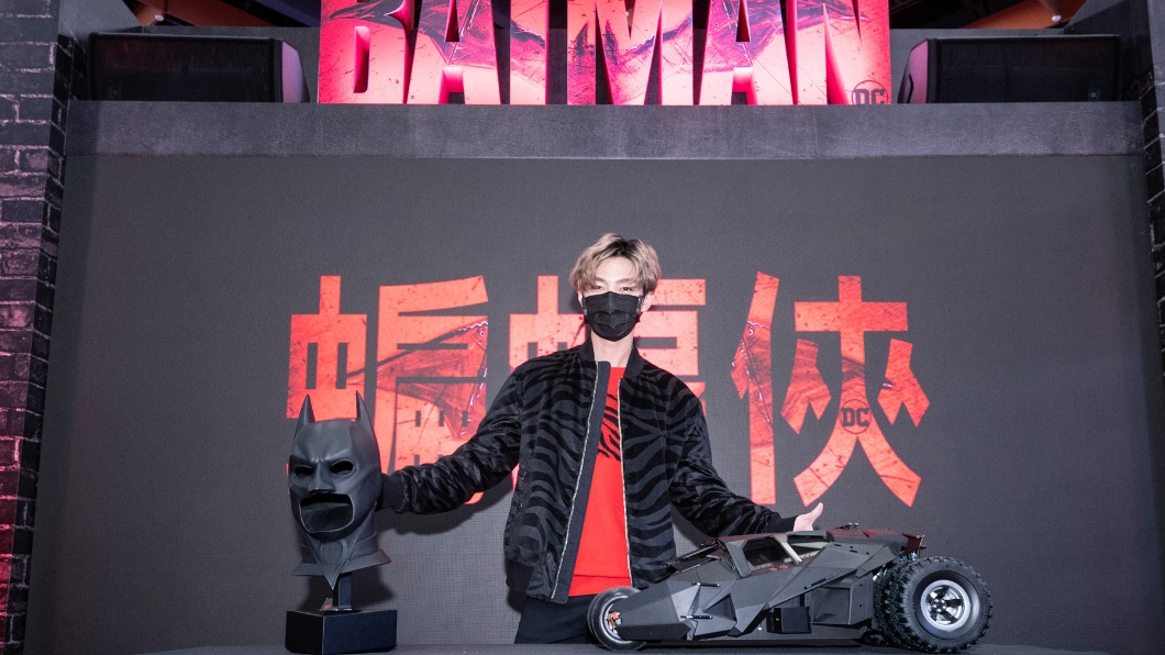 炎亞綸愛蝙蝠俠成痴 自爆想裸體穿披風COSPLAY