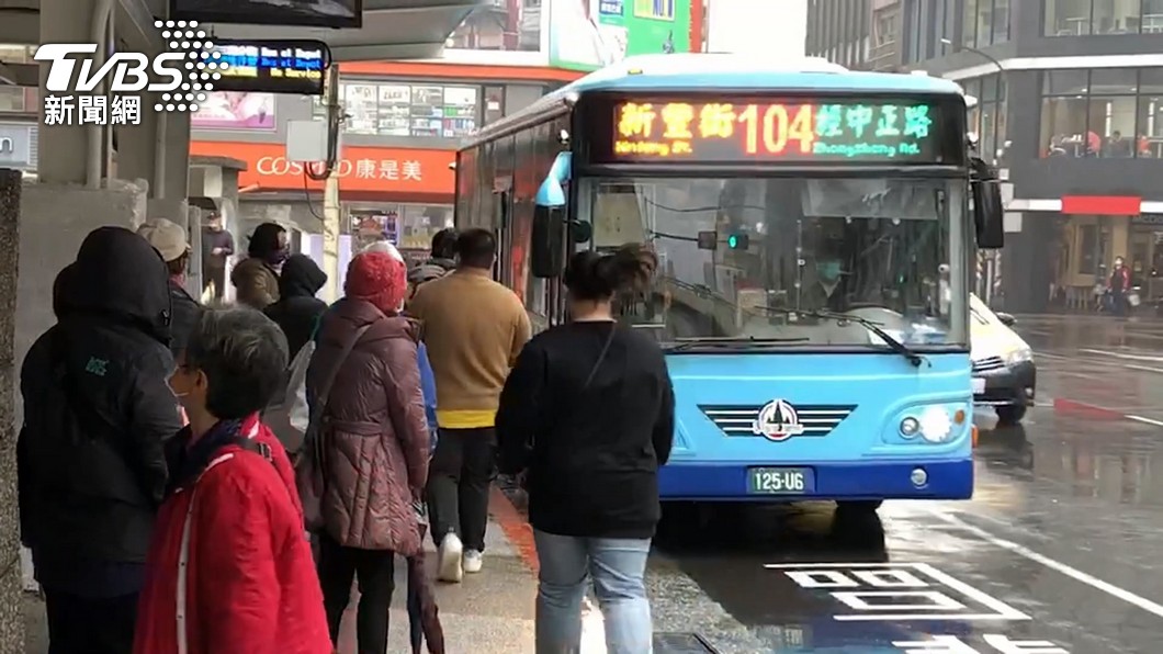 一般公車幾乎都是招手停下。（圖／TVBS資料畫面）