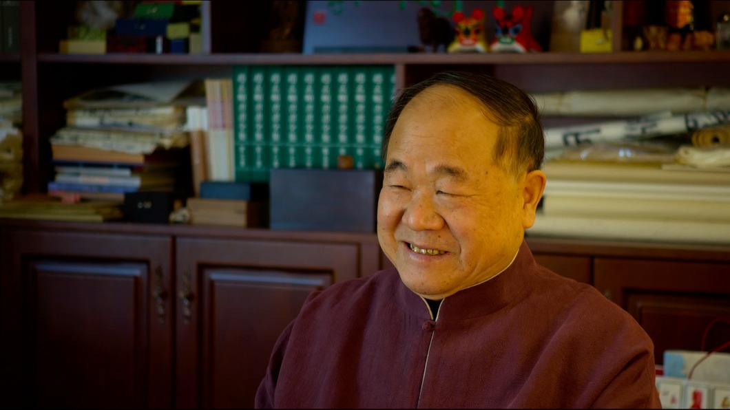 諾貝爾文學得主莫言在電影《願未央》中受訪。(圖/目宿媒體提供)