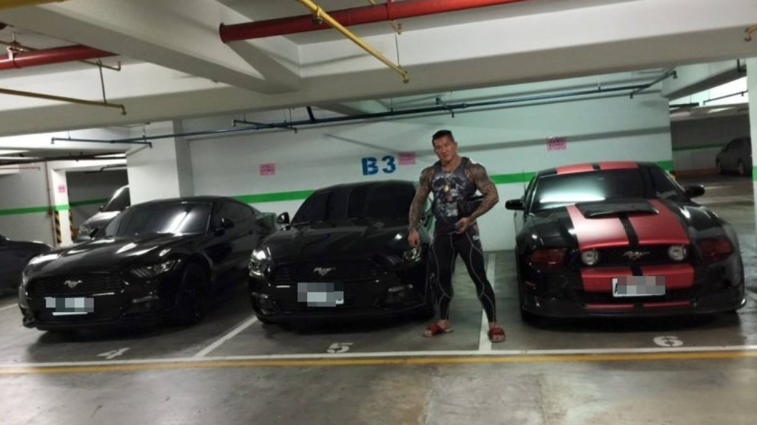 館長暢聊年輕時的玩車經驗。（圖/ 翻攝自飆悍FB）