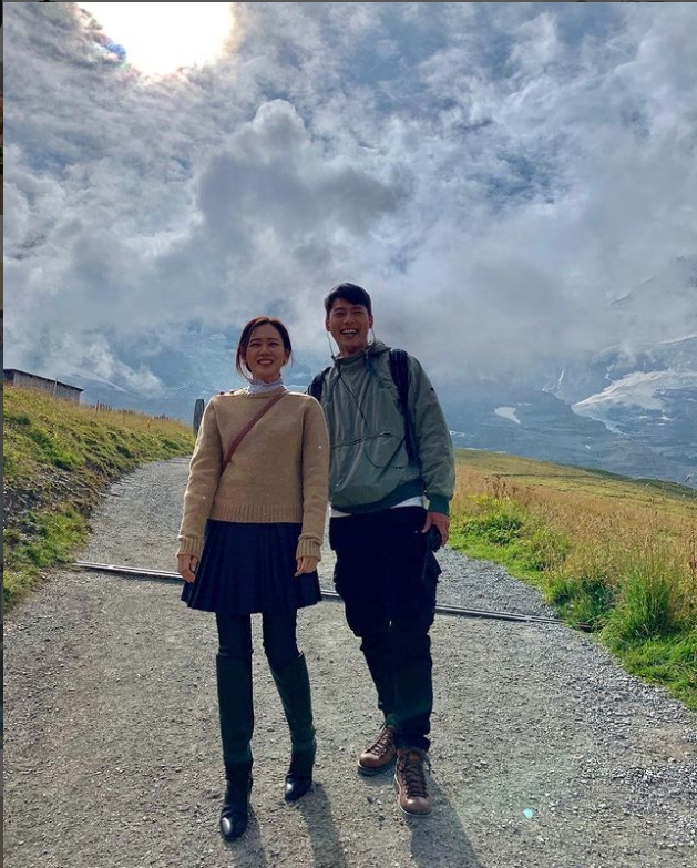 玄彬、孫藝真宣布結婚。(圖/翻攝自yejinhand IG)